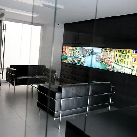 Estudio De 35 M² En Poznán Centro Ciudad, Con 1 Baño Privado.
